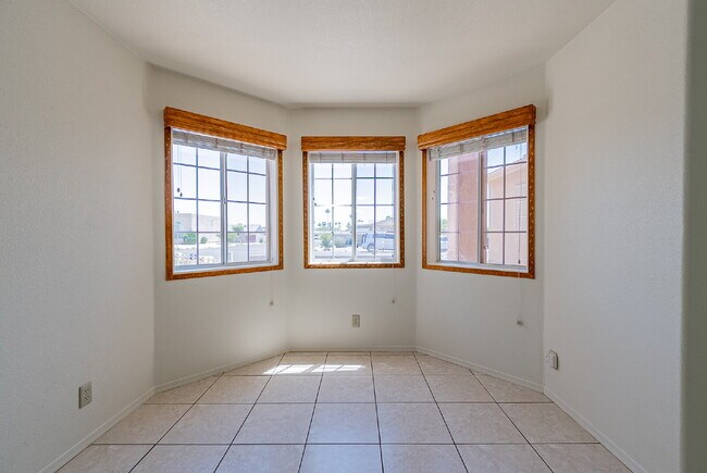 Building Photo - "Well Maintained 2-Bedroom, 2 Bathroom hom...