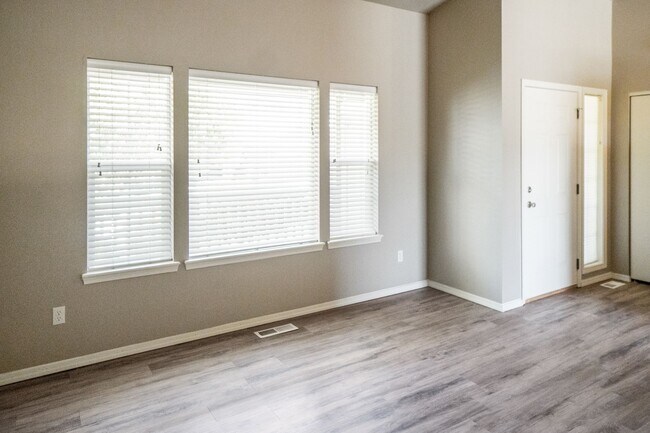 Building Photo - Beautiful Single Family Home Located on Th...