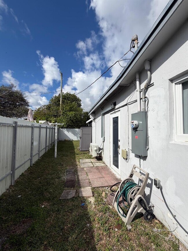 Building Photo - 3030 SW 96th Ave