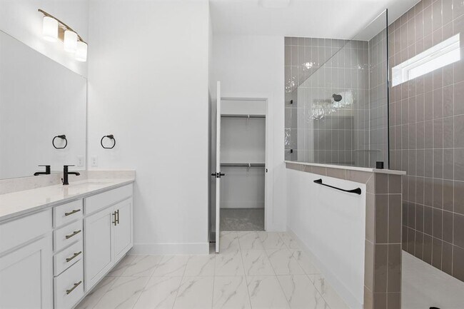 Building Photo - 881 Prominence Wy