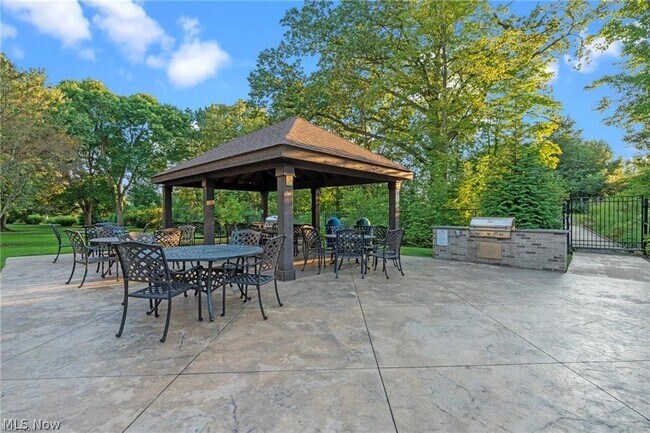 Building Photo - 2112 Acacia Park Dr