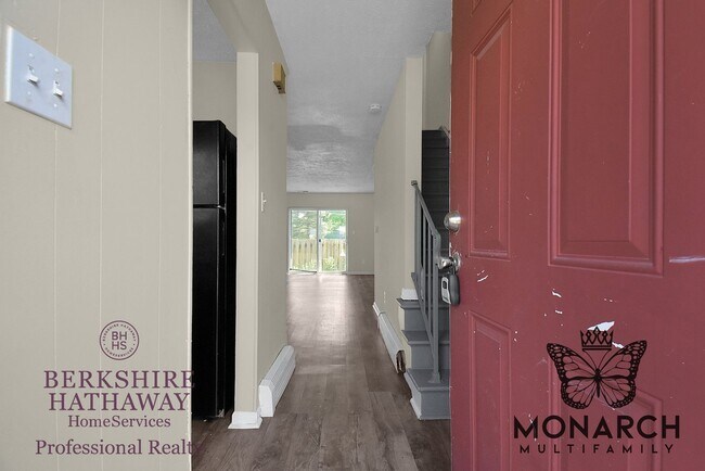 Building Photo - 2 Bedroom Townhouse w/Basement Apartment