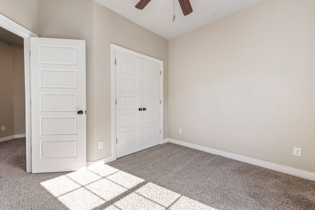 Building Photo - Townhome in cul de sac