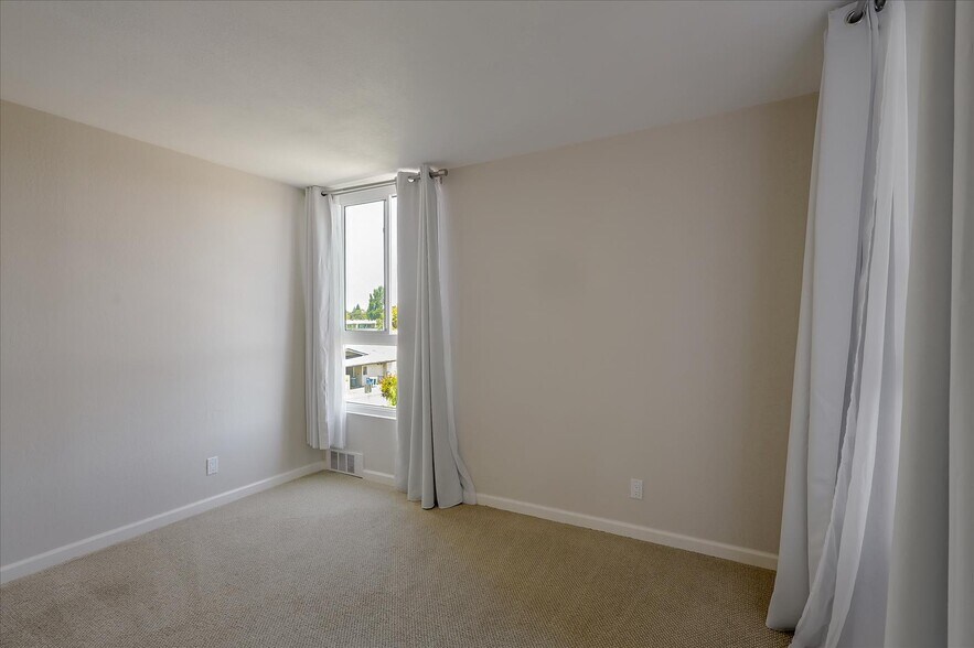 Building Photo - 2101 Shoreline