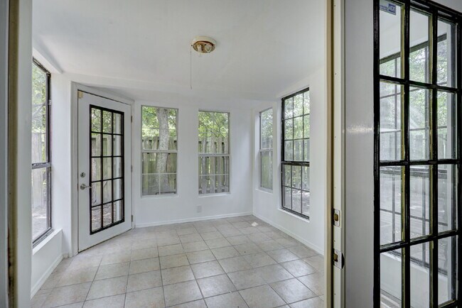 Building Photo - Townhome on Southside