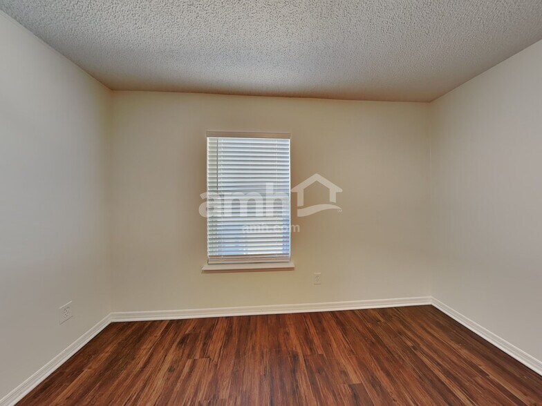 Building Photo - 2063 Forest Gate Dr W