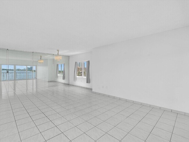 Building Photo - 500 Bayview Dr