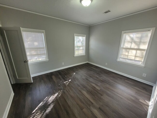 Building Photo - 2400 Bell St