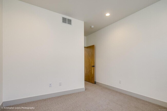 Building Photo - Show Stopper!