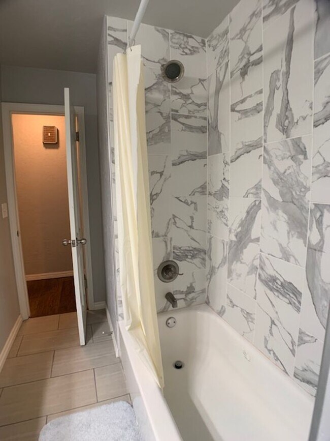 Building Photo - 3 Bed Home OKC - Move in Deposit-Free! (If Qualified)