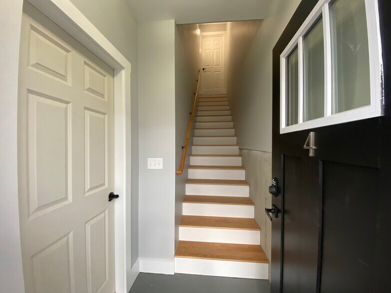 Building Photo - 32 Main St