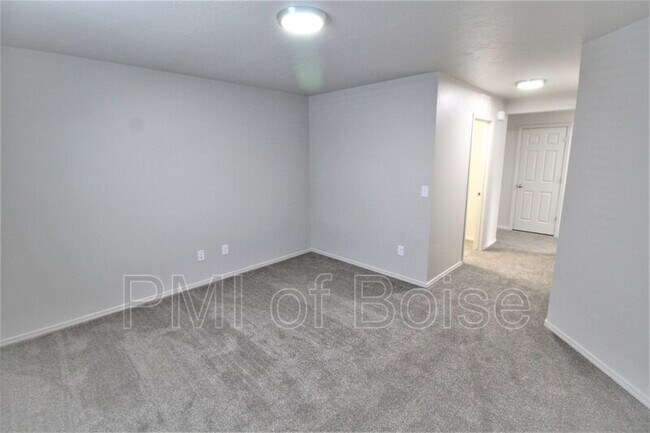Building Photo - 19571 Newhall Pl