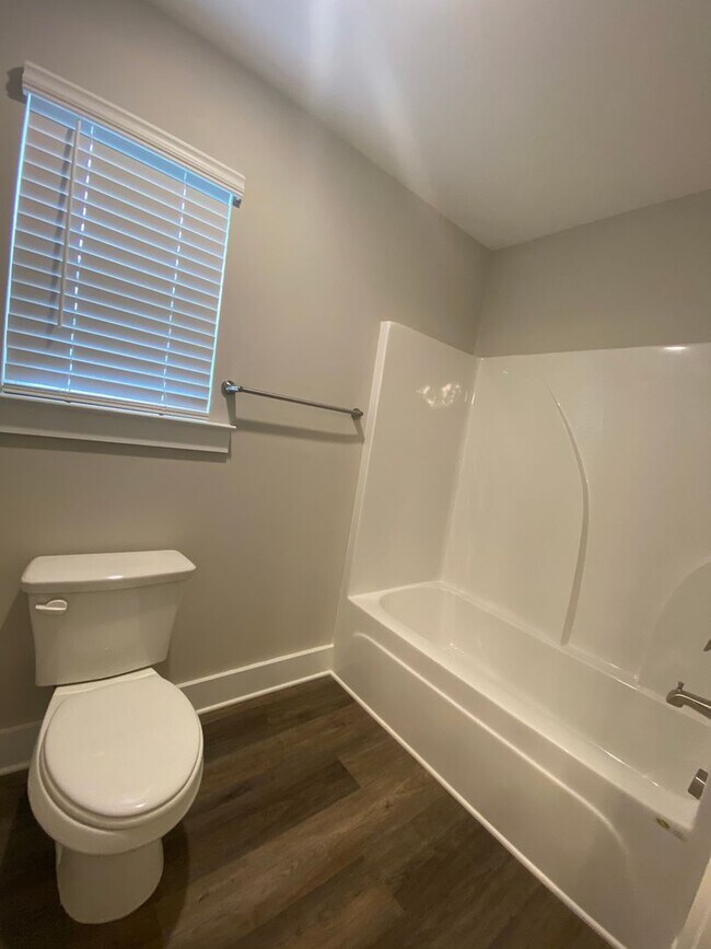 Building Photo - 5 Bed 3 Bath in Stone Mountain!