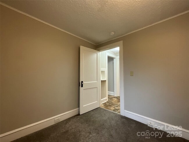 Building Photo - 607 Forest Ave