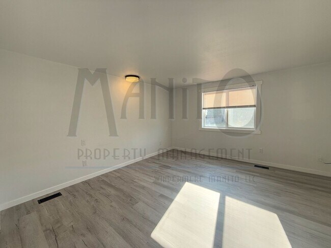 Building Photo - Spacious Nine Mile Home On Acreage