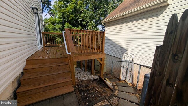 Building Photo - 5813 Shana Pl