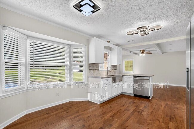Building Photo - 5108 Lakeshore Ct