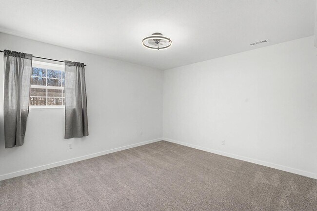 Building Photo - Deavila - Walnut Valley