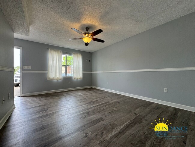 Building Photo - Adorable 2 Bedroom Home Centrally Located ...
