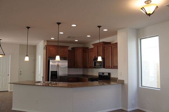 Building Photo - Beautiful 4 Bedroom in Lyons Gate!