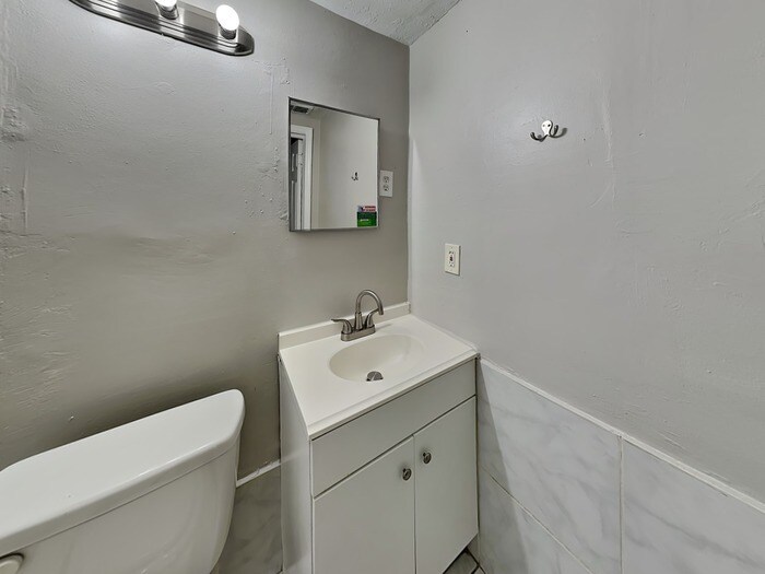 Building Photo - 802 Lincoln Ave