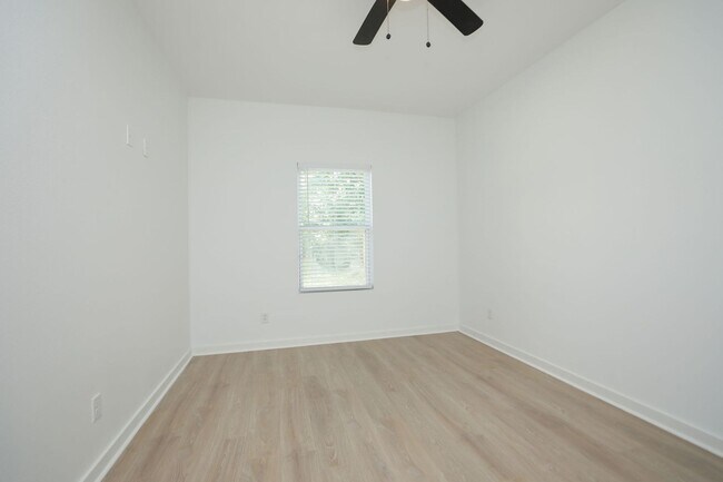 Building Photo - For Lease | 3 Bed, 2 Bath |1,350 Sq Ft |Tr...