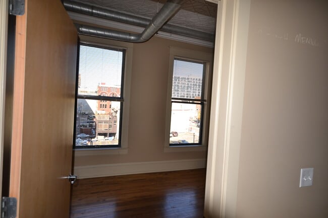 Building Photo - One Oakes