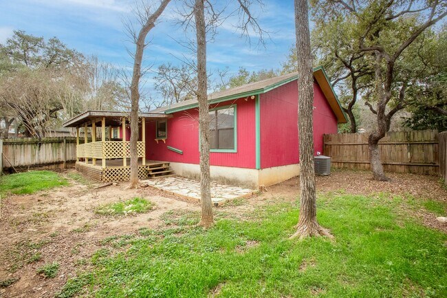Building Photo - Eclectic 3 Bedroom, 2 Bathroom Home - 2 Car Garage - Fenced Yard and More!