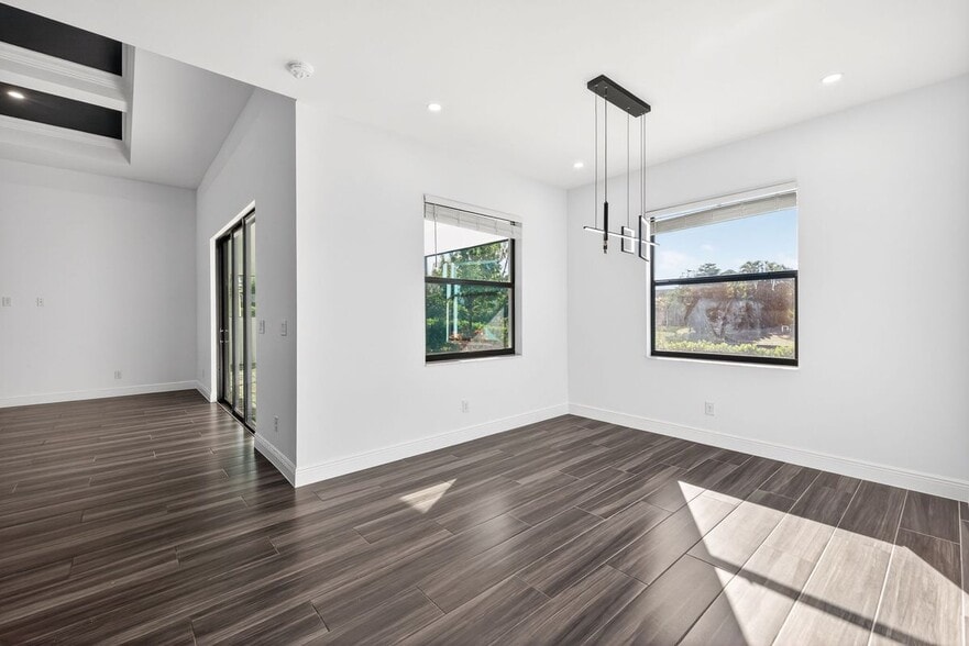 Building Photo - 332 SW 26th St