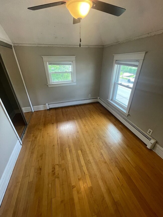 Building Photo - AVAILABLE NOW! - Gorgeous 3 Bedroom 1 Bath...