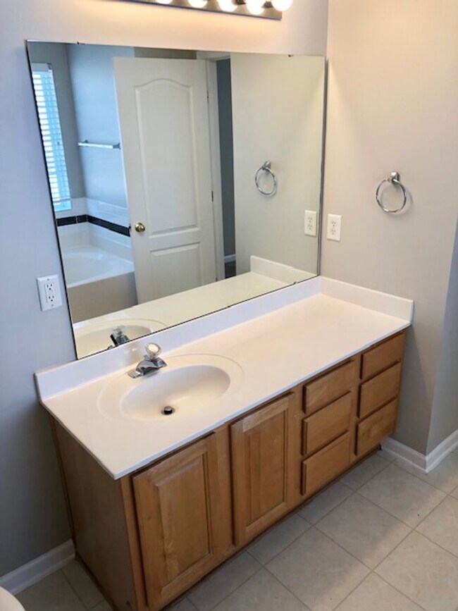 Building Photo - 4 bed, 2.5 Bath Home w/ 2 Car Garage in Franklin Green