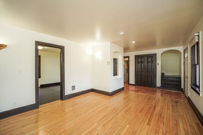 Building Photo - 2 Bedroom 1.5 Bath Farm House