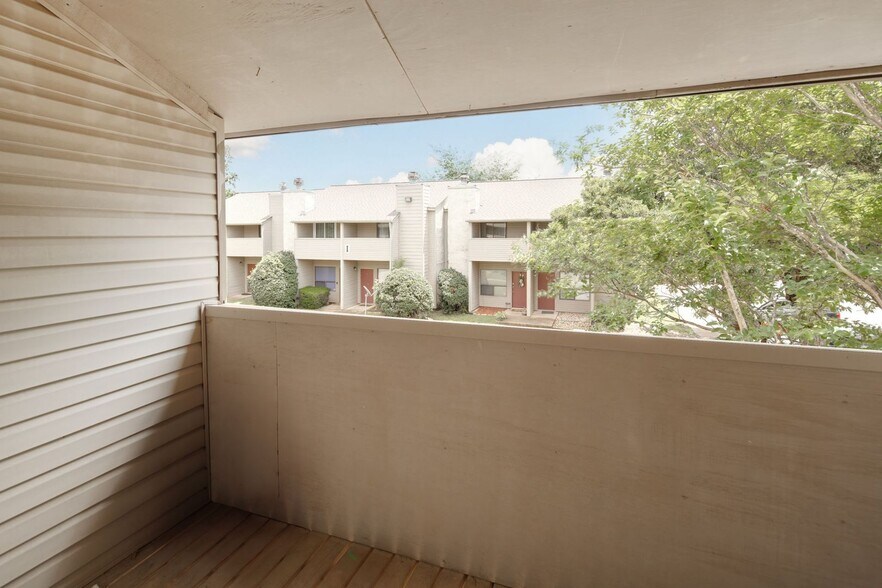 Building Photo - JUNE MOVE IN!  2 Bedroom 1.5 Bathroom Townhome On Bus Route!