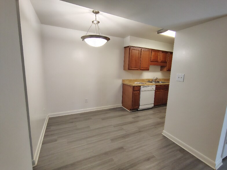 Building Photo - 600 Reusens Rd