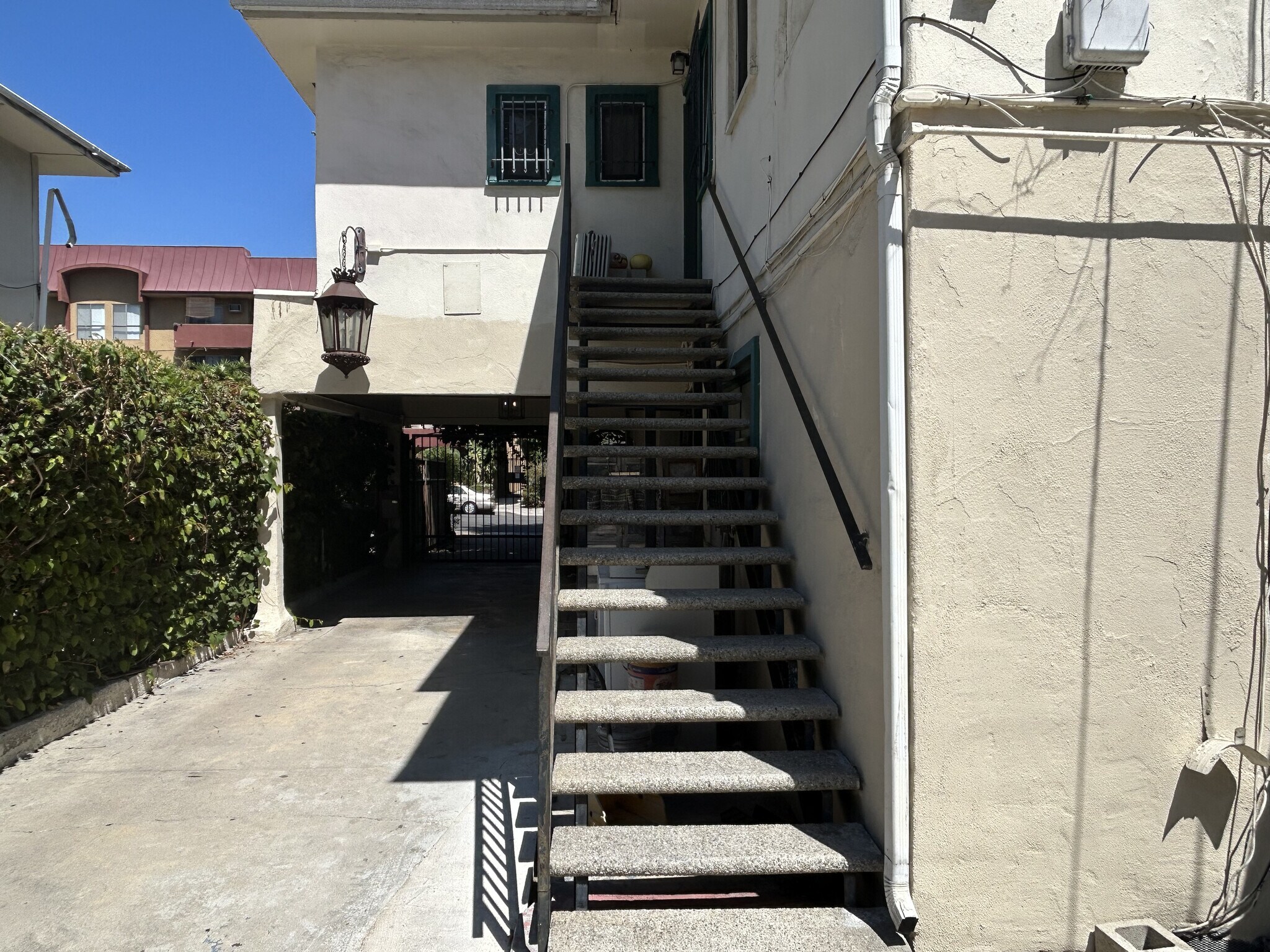 Building Photo - 1323 N Orange Dr