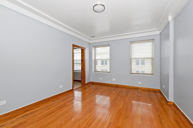 Interior Photo - 6237-45 Kedzie