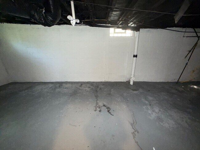 Building Photo - Freshly Renovated 3-Bedroom Home – Quality...