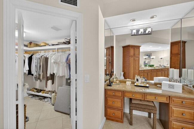 Building Photo - Rare 18th-Floor 3 bed, 3 bath Beachfront C...