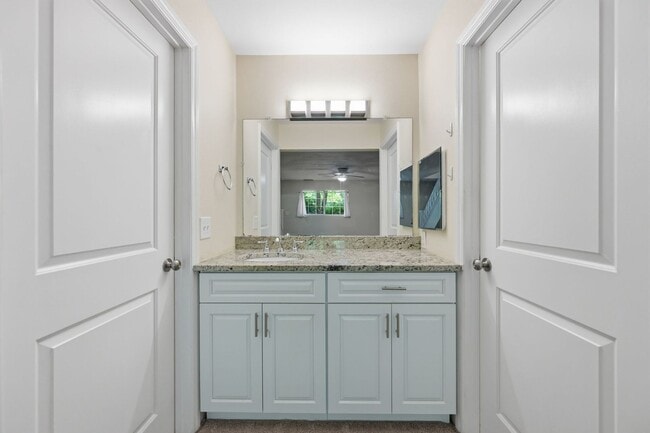 Building Photo - Stylish Two-Level Condo in Gables of Tuckerman Near Pike & Rose!