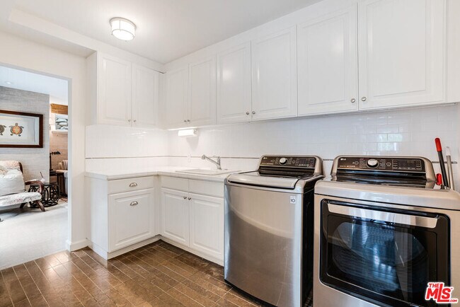 Building Photo - 17965 Surfview Ln