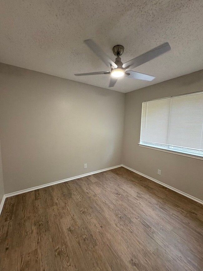 Building Photo - Newly Renovated Duplex - Northwest San Ant...