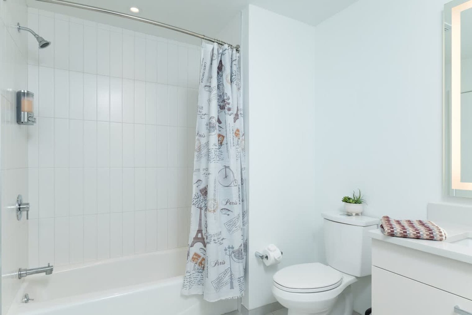 Building Photo - 56 Beach St