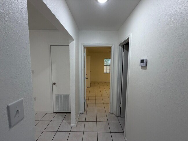 Building Photo - "Charming 2-Bed Retreat in Edinburg – Cozy & Convenient Living at 840 Sq Ft!"