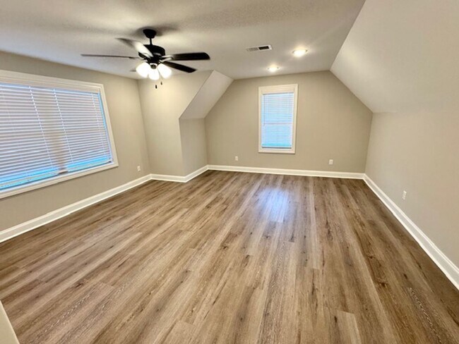 Building Photo - TuckerView570