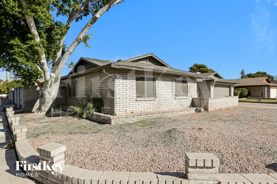 Building Photo - 4656 W Townley Ave