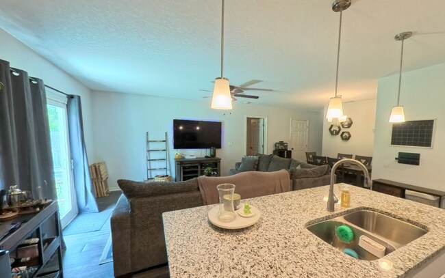 Building Photo - "Charming 3-Bed, 2-Bath Home Oasis in Jacksonville's Heart!"