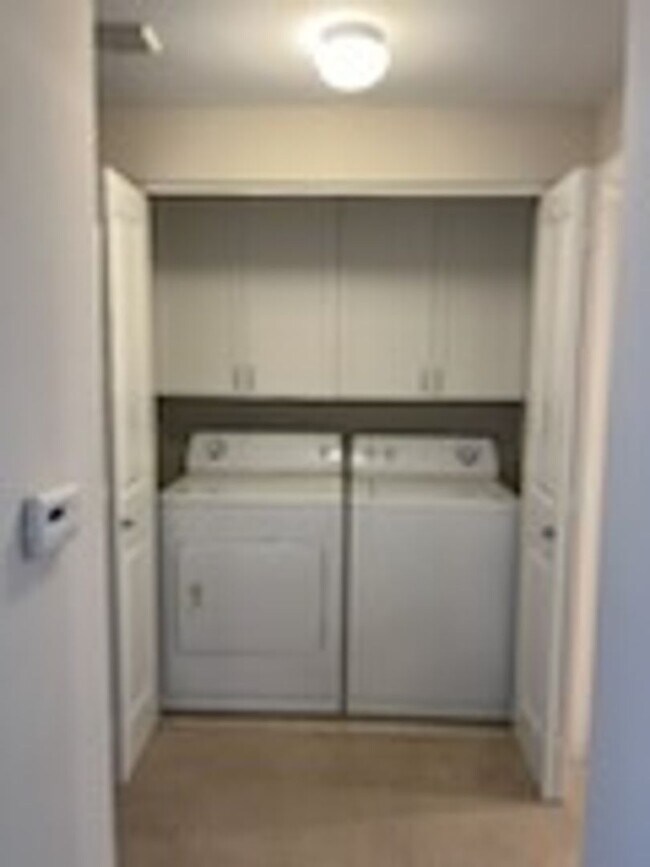 Building Photo - Epic REA - Great 1 BR/1 BA Condo w/Parking...