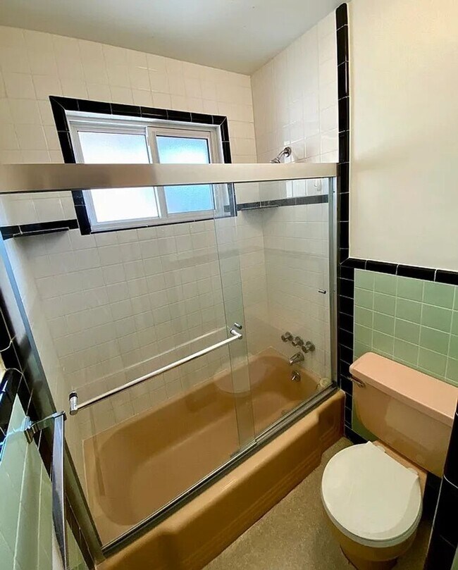 Building Photo - 5290 W Plymouth Dr