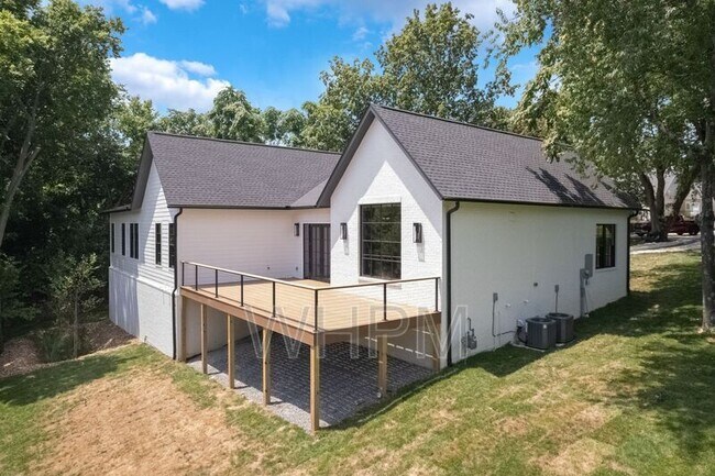 Building Photo - 541 Skyview Dr