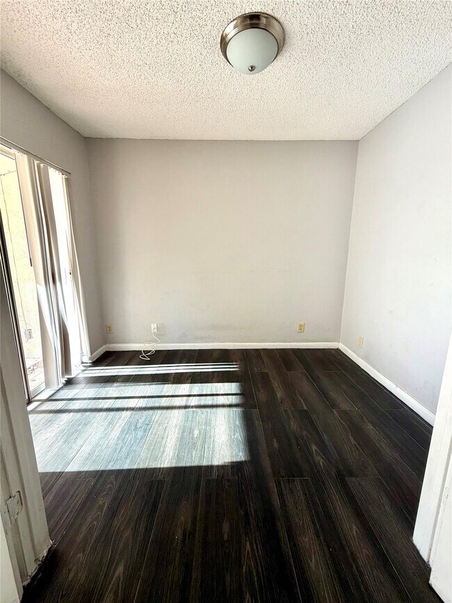 Building Photo - 9733 Westview Dr